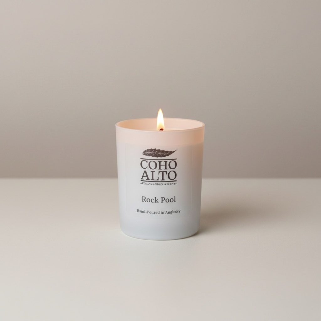 Candle with 'Coho Alto' branding on a plain background